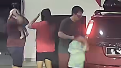 孩童独留车内隐患大 男童开门致婴儿跌倒引热议