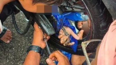 雨衣卡摩托车后轮　男童左手卷入轮圈辐条