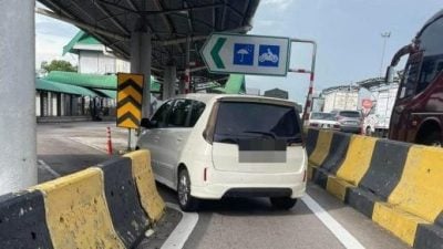 忘了不是騎摩托車？ 轎車誤闖檳大橋摩托車車道