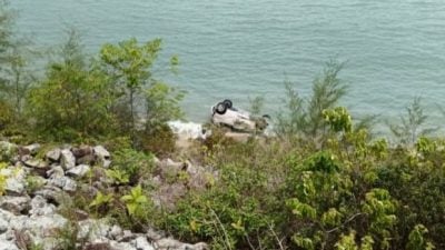女司机受轻伤 弯道失控车坠谷再入海
