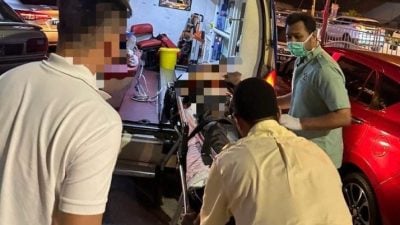 遭3蒙面男追砍 华男左手伤浑身是血 凶徒干案后仓皇逃离！