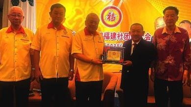 侯建国挺吴添泉续掌华总