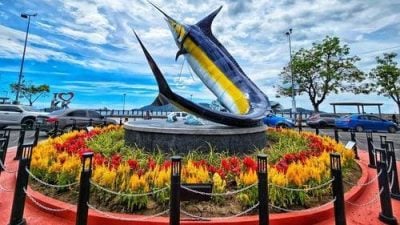 矗立亚庇市27年　新剑鱼雕塑 夺目壮观