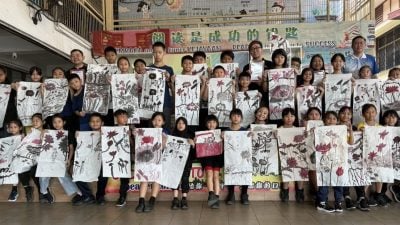 打里卜公民水墨画营 学员感受汉字之美