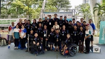 全国残疾游泳巡回赛 沙队游出45金