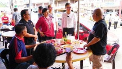 冯晋哲珍妮走访碧华莉 住宅商区重铺道路