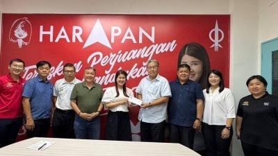 黄诗怡支持文教事业 5万捐根华总文化基金
