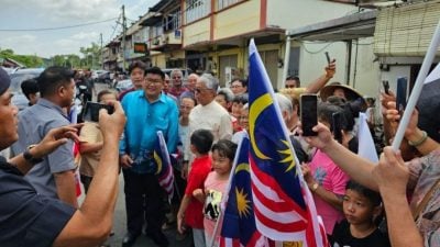 文积村民夹道热烈迎迓苏丹陛下
