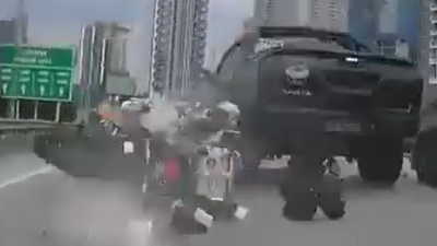 黑货卡撞摩托后逃逸 传骑士骨折妻昏迷