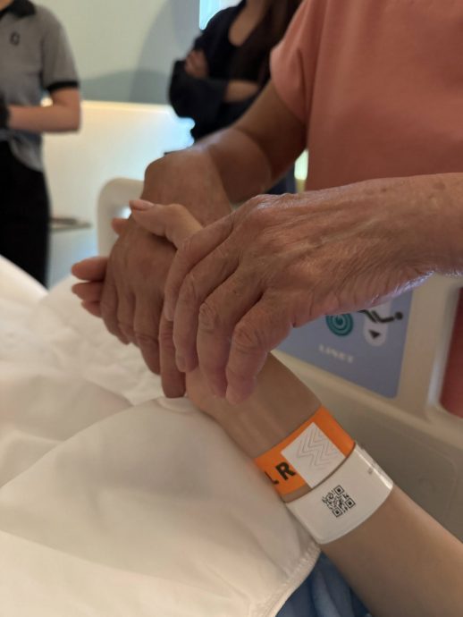 Amber Chia下巴缝10针 7颗牙齿受损喊心更痛