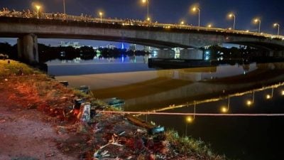 垂钓者目睹过程 货卡深夜坠河沉没