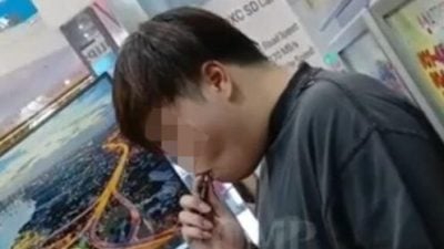 男子电梯内公然吸电子烟 网民炮轰