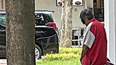 被指随处小便 八旬汉称脚无力难上阶梯