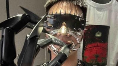 服饰惹祸！含手铐、子弹等元素 数粉丝被扣查 错过卡卡演出
