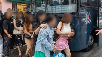 陪酒 按摩 卖彩票 44艳女遭扫荡