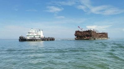 拖船涉嫌违反执照条规 . 海事执法局扣押船只 5船员