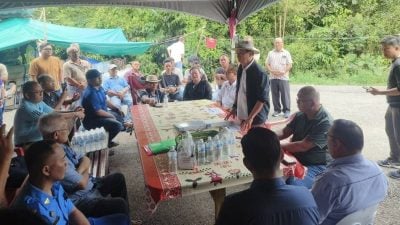 查理长屋大火 . 伦迪探视灾民听取诉求