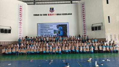 范长锡分发新书包 . 丹5中小学受惠