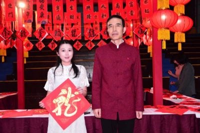 来汶支教传递文化 . 四川教师杨黔受认可