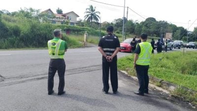 数执法单位联合路检．13车辆违规被罚款