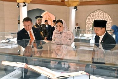 展出苏丹收藏 . 科索沃总统参访珍宝馆