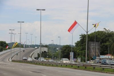 斯市要道汶印国旗飘扬 . 印尼总统明到访