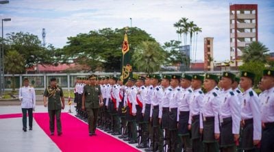 访汶国防部 检阅仪仗队 . 东帝汶国防司令聆听汇报