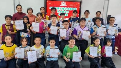 文冬县华小书法比赛  低年组共有37位参赛者 高年组44位参赛者