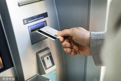 银行坚持“本人到场”   重病妇2小时后倒毙门外