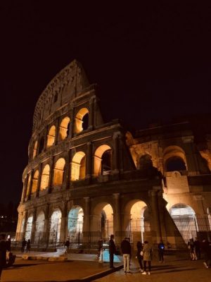 ​罗马竞技场惊悚意外 居台美国男子爬栏杆遭刺重伤