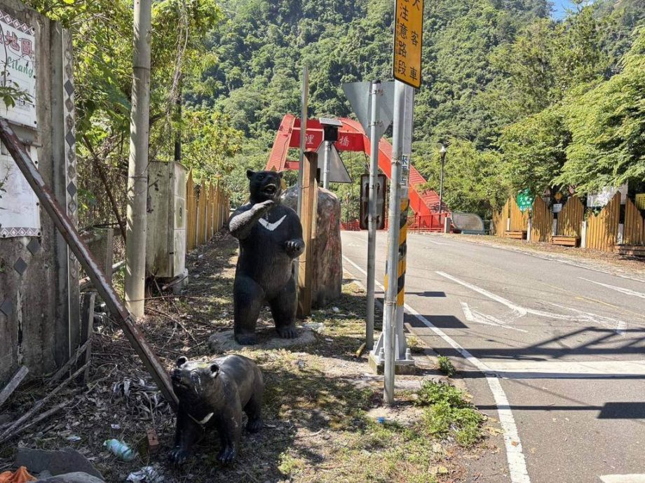 里冷桥旁小黑熊装置艺术失窃 台中警以车追人逮偷熊贼