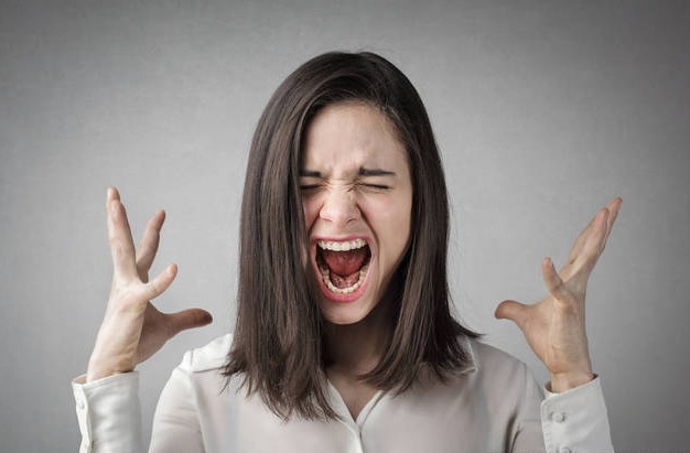 “地板黏、内衣散落、臭气熏天” 她陪侄女看房被震惊:这是女生的房间?