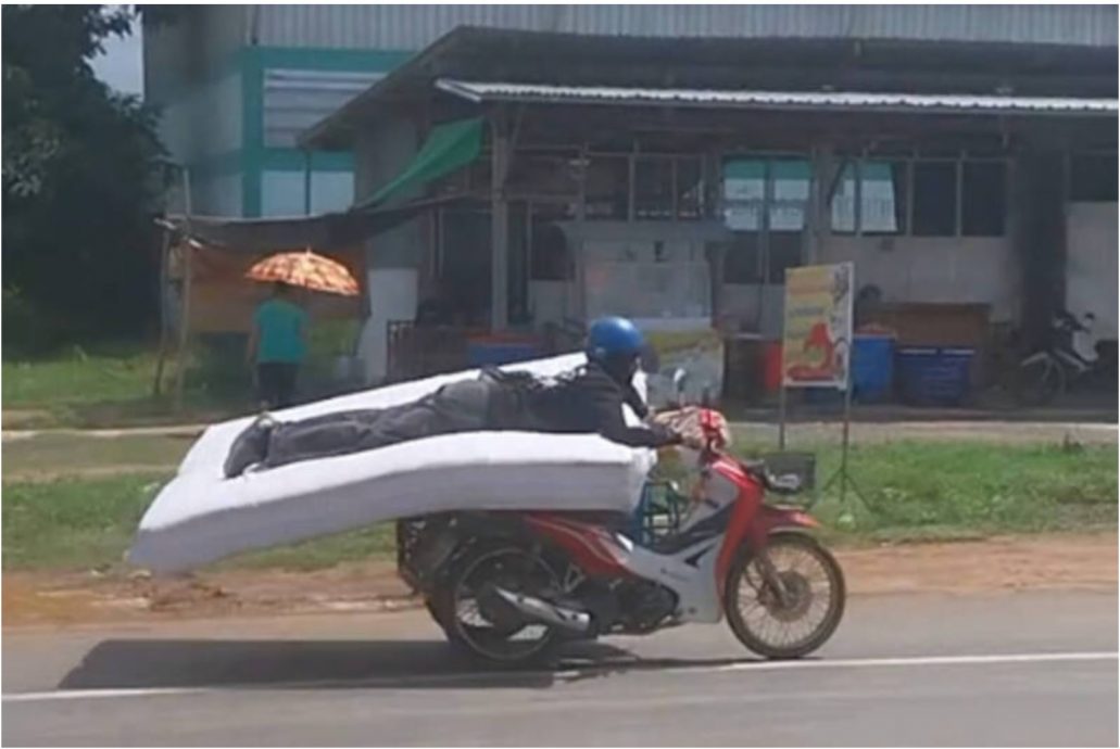 “床垫骑士”危险驾驶 网民惊呼别拿生命开玩笑!