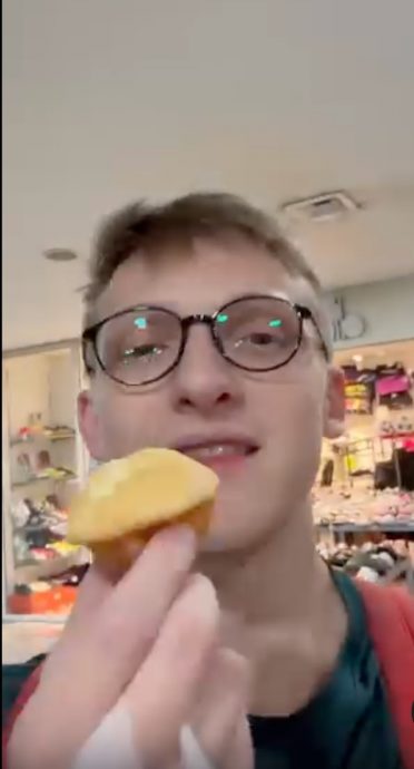 “来大马却吃快餐店?” 网民调侃背包客:白来一趟