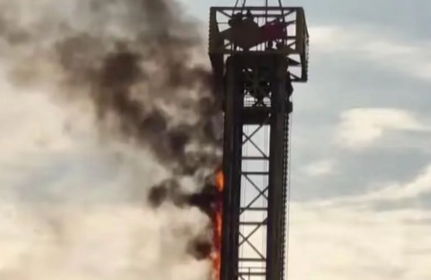 “着火了！”中国游乐园自由落体运转中燃烧　游客奔逃惊魂未定