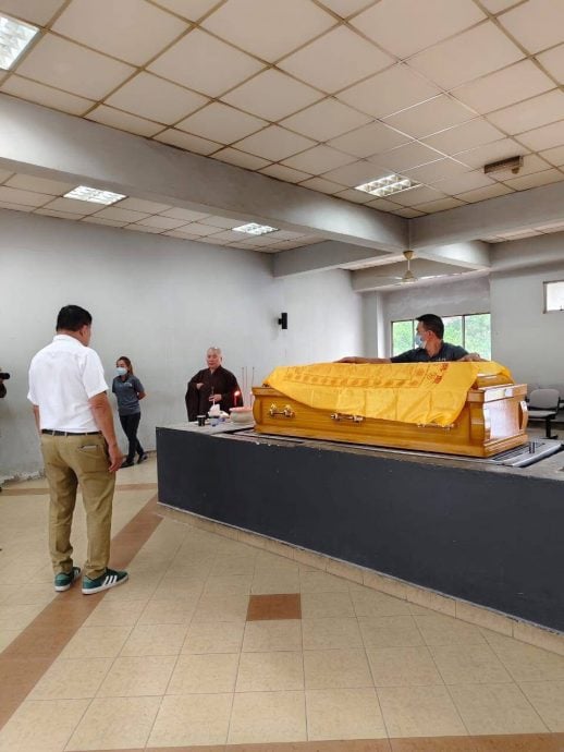 “请记得戴上她的皇冠!” 殡葬师揭冷藏柜怪声背后故事