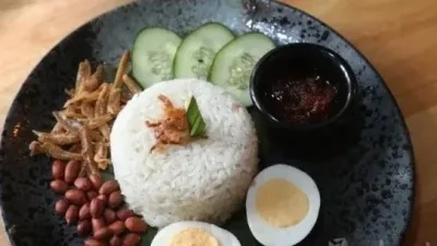 “飞来这里只为吃椰浆饭” 英汉因MCO爱上大马美食