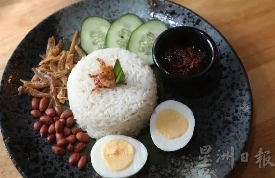 “飞来这里只为吃椰浆饭” 英汉因MCO爱上大马美食