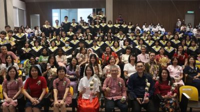 【校园报道】大学先修班优异成绩颁奖礼   毕业生披礼袍见证荣誉