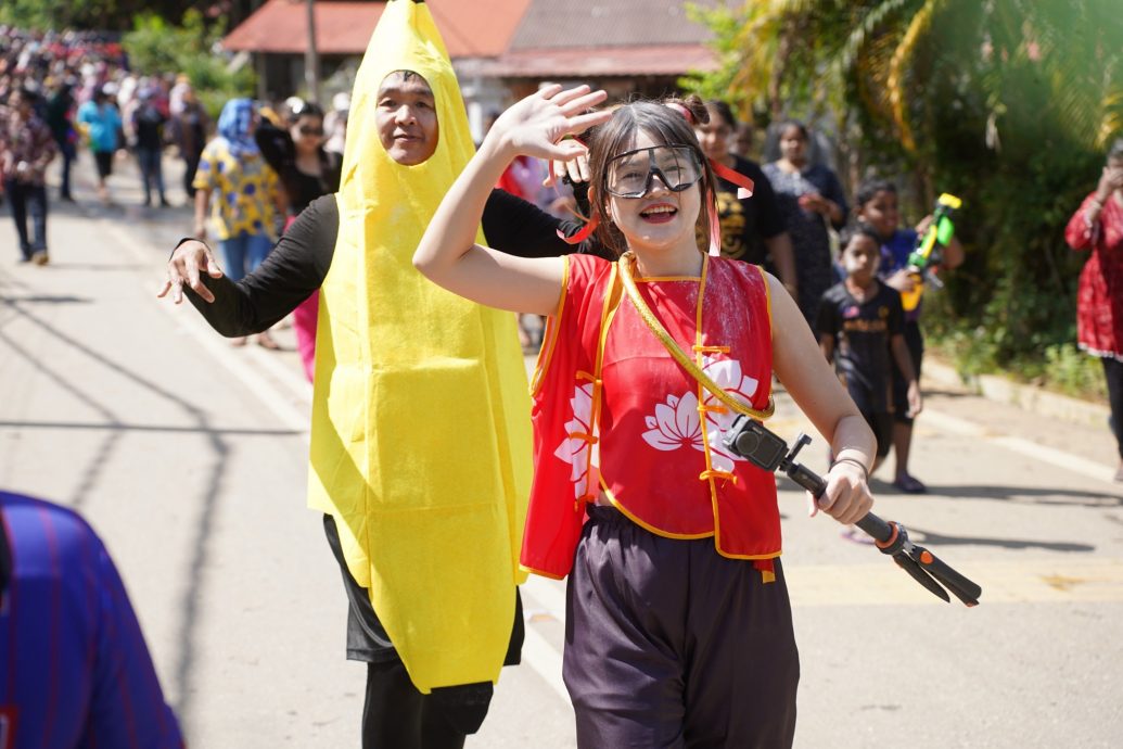 《我们》主 / “水为桥 送祝福” 马来西亚泼水节展现族群共融之美