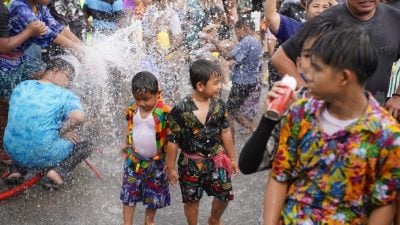 水为桥 送祝福    泼水节展现族群共融之美
