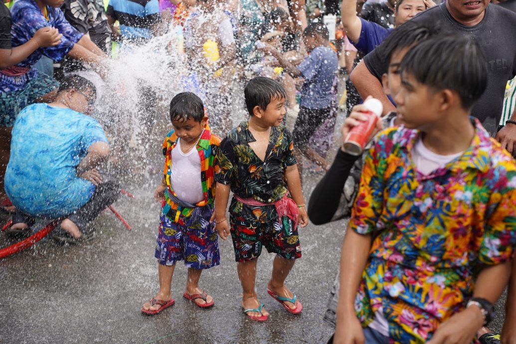 《我们》主 / “水为桥 送祝福” 马来西亚泼水节展现族群共融之美