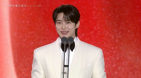 《苦尽柑来》大奖全杠龟 朱智勋、金泰梨封视帝后