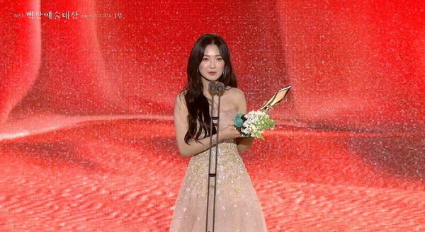 《苦尽柑来》大奖全杠龟 朱智勋、金泰梨封视帝后