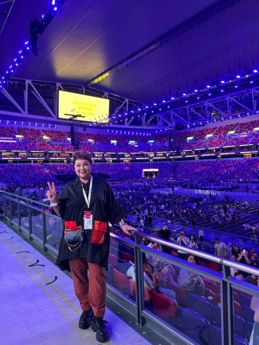 一脸倦容半倚病床 71岁肥妈惊爆入院