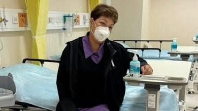一脸倦容半倚病床 71岁肥妈惊爆入院