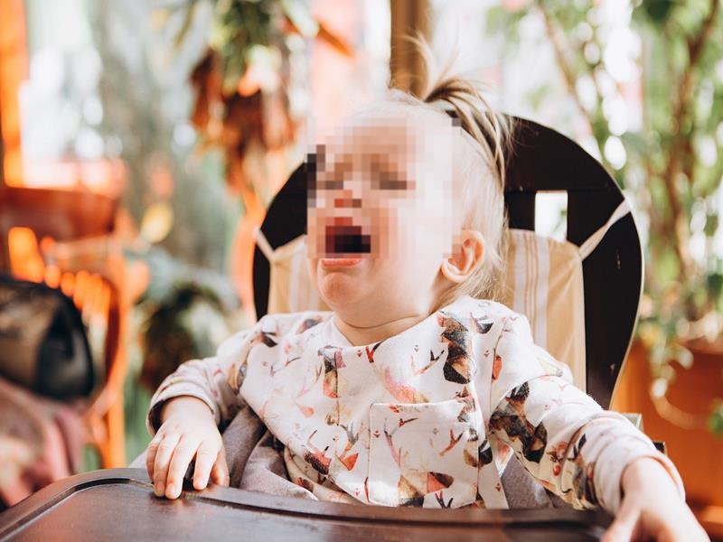 不满婴儿哭闹当众怒喝闭嘴 女子怼顾客“要安静去图书馆!”