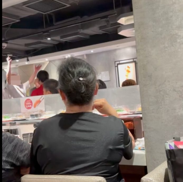 不满酱油太少发飙 掏钱要买所有酱油被全场轰走