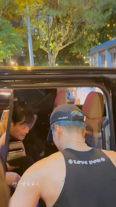 与父母用餐被粉丝包围 王嘉尔遭人“咸猪手”