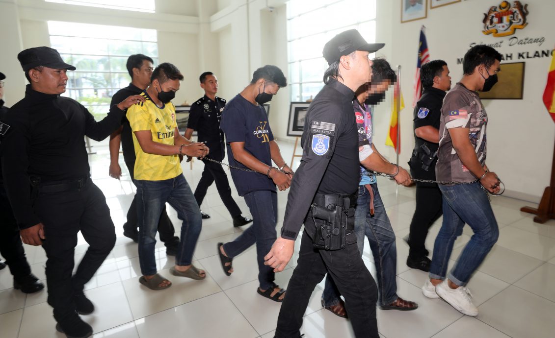 专偷没熄引擎车，3人对藏贼赃认罪但不认抢车